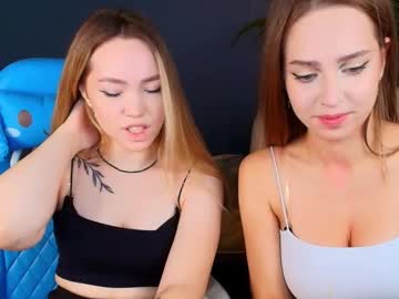 couple Boob Cam with top_twins